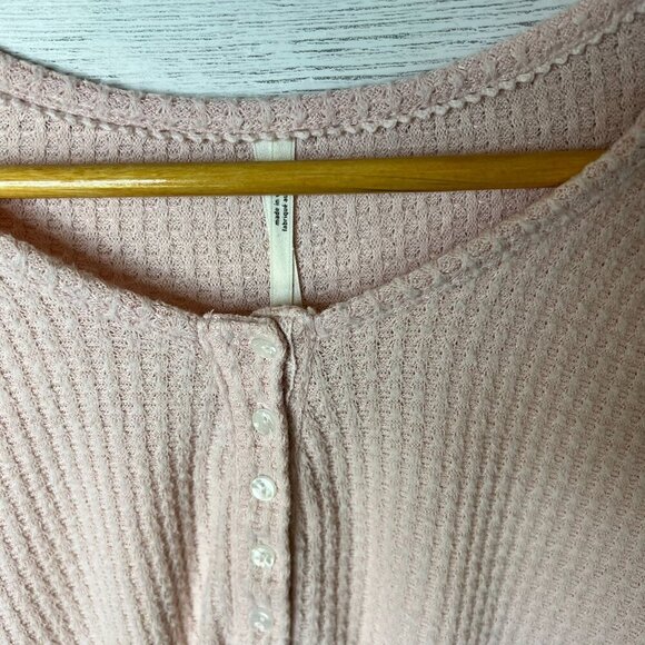 By Anthropologie Top Womens Size Small Pale Pink Waffle Knit Henley Thermal - Picture 14 of 16